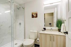 Et badeværelse på Corporate Stays The Met 2 Bedrooms