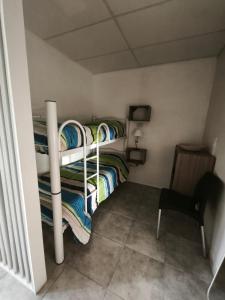 Camera piccola con 2 letti a castello e una sedia di Posada 25 a San Rafael Altre 7 foto
