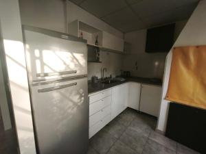 una piccola cucina con frigorifero e lavandino di Posada 25 a San Rafael