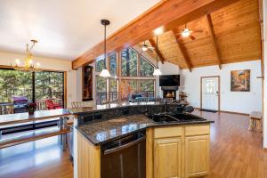 Kuchyň nebo kuchyňský kout v ubytování Flagstaff Retreat: Deck Spa Game Room Stunning Views