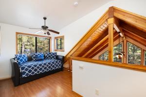 Posezení v ubytování Flagstaff Retreat: Deck Spa Game Room Stunning Views