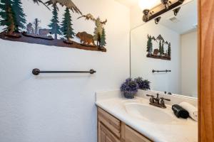 Koupelna v ubytování Flagstaff Retreat: Deck Spa Game Room Stunning Views + 49 fotografií