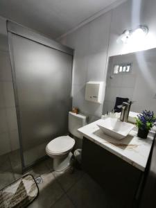 un bagno con un water e un lavandino di Posada 25 a San Rafael