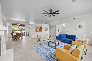 un salon avec un canapé bleu et une table dans l'établissement Rooftop Hot Tub Epic Red Rock Views, à Sedona