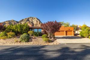 une maison avec une montagne en arrière-plan dans l'établissement Rooftop Hot Tub Epic Red Rock Views, à Sedona