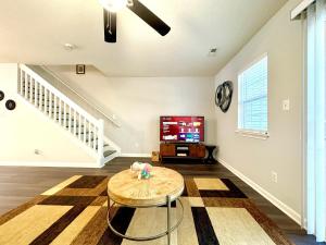 Μια τηλεόραση ή/και κέντρο ψυχαγωγίας στο Urban Nova Stay - Perfectly located Greensboro