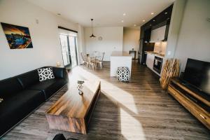 ein Wohnzimmer mit einer schwarzen Couch und einem Tisch in der Unterkunft Corporate Stays LXTX 2 Bedrooms in Tuxedo