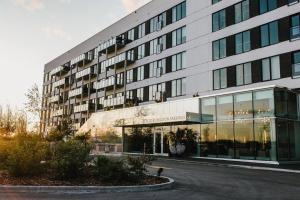 ein großes weißes Gebäude mit vielen Fenstern in der Unterkunft Corporate Stays LXTX 2 Bedrooms in Tuxedo