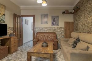 ein Wohnzimmer mit einer Couch und einem Couchtisch in der Unterkunft Casa Ignacio a 15 minutos de Ronda in Arriate