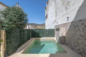 ein Swimmingpool im Hinterhof eines Hauses in der Unterkunft Casa Ignacio a 15 minutos de Ronda in Arriate