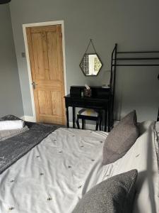 una camera con letto e scrivania con pianoforte di Apartment 288 a Lower Swanwick