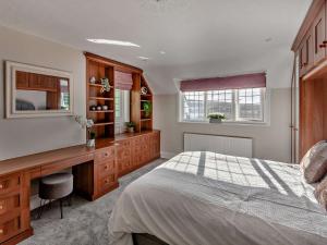 a bedroom with a bed and a desk at 3 Bed in Chale 94165 in Chale