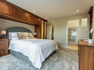 a bedroom with a large bed and a bathroom at 3 Bed in Chale 94165 in Chale