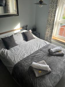 una camera da letto con un letto con asciugamani sopra di Apartment 288 a Lower Swanwick