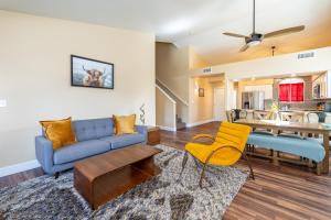 Kuchyň nebo kuchyňský kout v ubytování Mountain Jewel Modern Townhome in the Pines Great Location Near Downtown Flagstaff