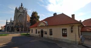 un edificio antiguo frente a una iglesia en Apartmán u Kostnice, en Kutná Hora