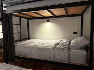 Ένα ή περισσότερα κρεβάτια σε δωμάτιο στο Meturr Guest House Khaosok