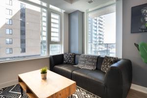 ein Wohnzimmer mit Sofa und Tisch in der Unterkunft The Lennox Pet Friently 2 Bedroom Rental in Ottawa 613 in Ottawa + 33 Fotos