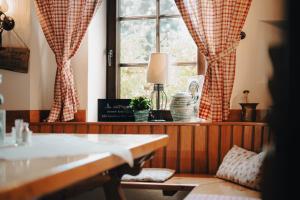 une pièce avec une fenêtre avec une table et une lampe dans l'établissement Wirtshaus Gruber Weitenegg, à Emmersdorf an der Donau