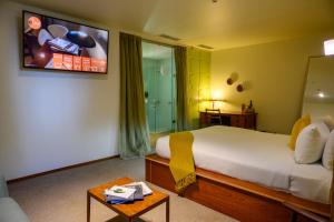 a hotel room with a bed and a tv at Ohtel Wellington in Wellington +98 photos