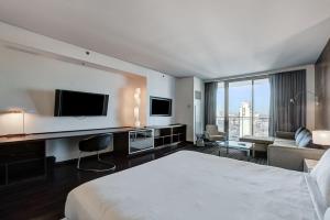 拉斯维加斯Palms Place- Strip View- High floor- Free parking的一间配有床和电视的酒店房间