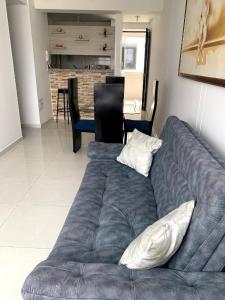a large blue couch in a living room at Apto de 1 Habitación - Vista, Frescura, Buen Ambiente y cerca de todo in Bucaramanga
