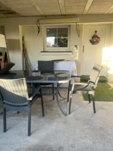 a table and chairs in a room with a bed at Le Cocoon caché avec parking in Sarreguemines
