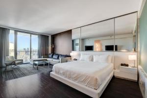 拉斯维加斯Palms Place- Strip View- High floor- Free parking的一间带大床的卧室和一间客厅 更多52张照片