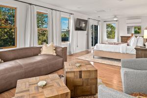 un salon avec un canapé et un lit dans l'établissement Sugarloaf House Private Trail Access Hot Tub Game Room OMG Red Rock Views, à Sedona