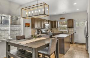 Kuchyň nebo kuchyňský kout v ubytování Breezy Pines Mountain Views Hiking Trails Nearby