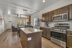 Kuchyň nebo kuchyňský kout v ubytování Breezy Pines Mountain Views Hiking Trails Nearby + 25 fotografií