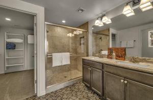 Koupelna v ubytování Breezy Pines Mountain Views Hiking Trails Nearby