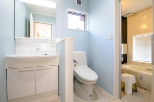 ein Badezimmer mit Toilette, Waschbecken und Badewanne in der Unterkunft TOCORO, MT,FUJI Mutsuki - Vacation STAY 03957v in Funatsu + 37 Fotos