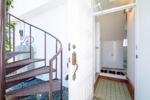 富士河口湖TOCORO, Mt, Fuji Hazuki - Vacation STAY 01863v的白色门的楼梯 更多29张照片