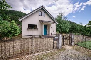 ein kleines weißes Haus mit blauer Tür in der Unterkunft TOCORO, MT,FUJI Mutsuki - Vacation STAY 03957v in Funatsu