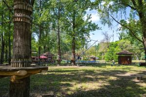 een park met een speeltuin met een achtbaan bij Zenora Apartman in Makó