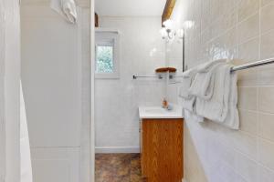 Ένα μπάνιο στο Sandy Toes Escape - Holiday House M6 +13 φωτογραφίες