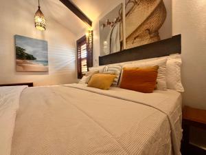 une chambre avec un grand lit blanc avec des oreillers orange dans l'établissement Casa nova, à Prea