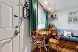 Posezení v ubytování The Lighthouse Getaway -- Holiday House M19