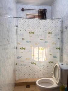 ein Badezimmer mit Dusche und Toilette in der Unterkunft EASY KIGALI STAY Apartment in Kigali + 49 Fotos