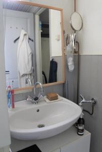 a bathroom with a white sink and a mirror at aranjata modern o camera in Cugir in Cugir