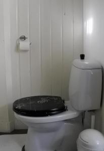 a bathroom with a toilet with a black lid at aranjata modern o camera in Cugir in Cugir