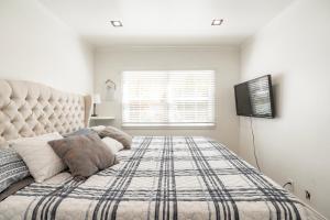 Ένα ή περισσότερα κρεβάτια σε δωμάτιο στο Perfect Suite near Universal Studios