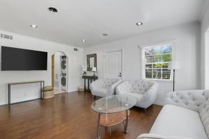 Μια τηλεόραση ή/και κέντρο ψυχαγωγίας στο Perfect Suite near Universal Studios