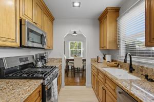 Η κουζίνα ή μικρή κουζίνα στο Perfect Suite near Universal Studios