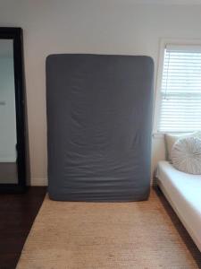 Ένα ή περισσότερα κρεβάτια σε δωμάτιο στο Cozy Suite near Universal Studios