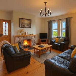 un salon avec deux canapés et une cheminée dans l'établissement Heather View Cottage, à Carrigart