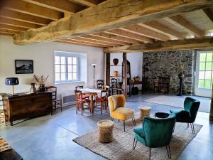 a large living room with a table and chairs at Maison basque de charme avec piscine in Souraïde
