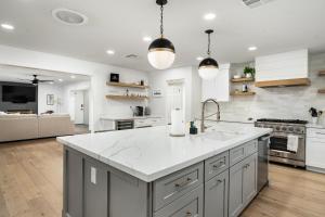 Η κουζίνα ή μικρή κουζίνα στο Mid-Century Oasis w Luxury Kitchen and Pool