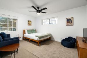 Ένα ή περισσότερα κρεβάτια σε δωμάτιο στο Mid-Century Oasis w Luxury Kitchen and Pool +31 φωτογραφίες